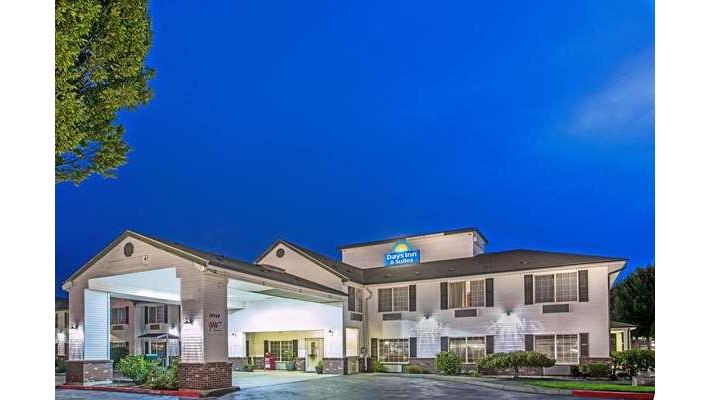 Days Inn & Suites by Wyndham Gresham Vending Machine Location