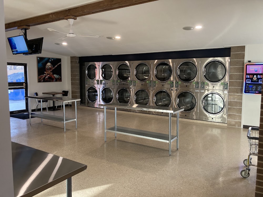 Louie's 10th Street Lounge and Laundromat Vending Machine Location