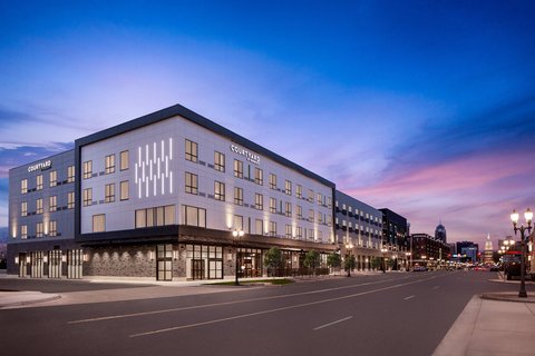 Courtyard by Marriott Lansing Downtown Vending Machine Location
