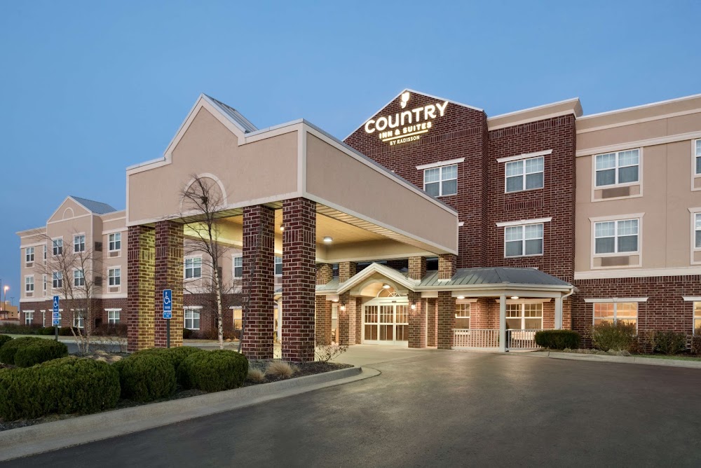 Country Inn & Suites by Radisson, Kansas City at Village West, KS Vending Machine Location