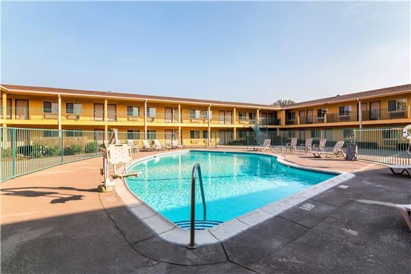 Quality Inn & Suites near Downtown Bakersfield Vending Machine Location