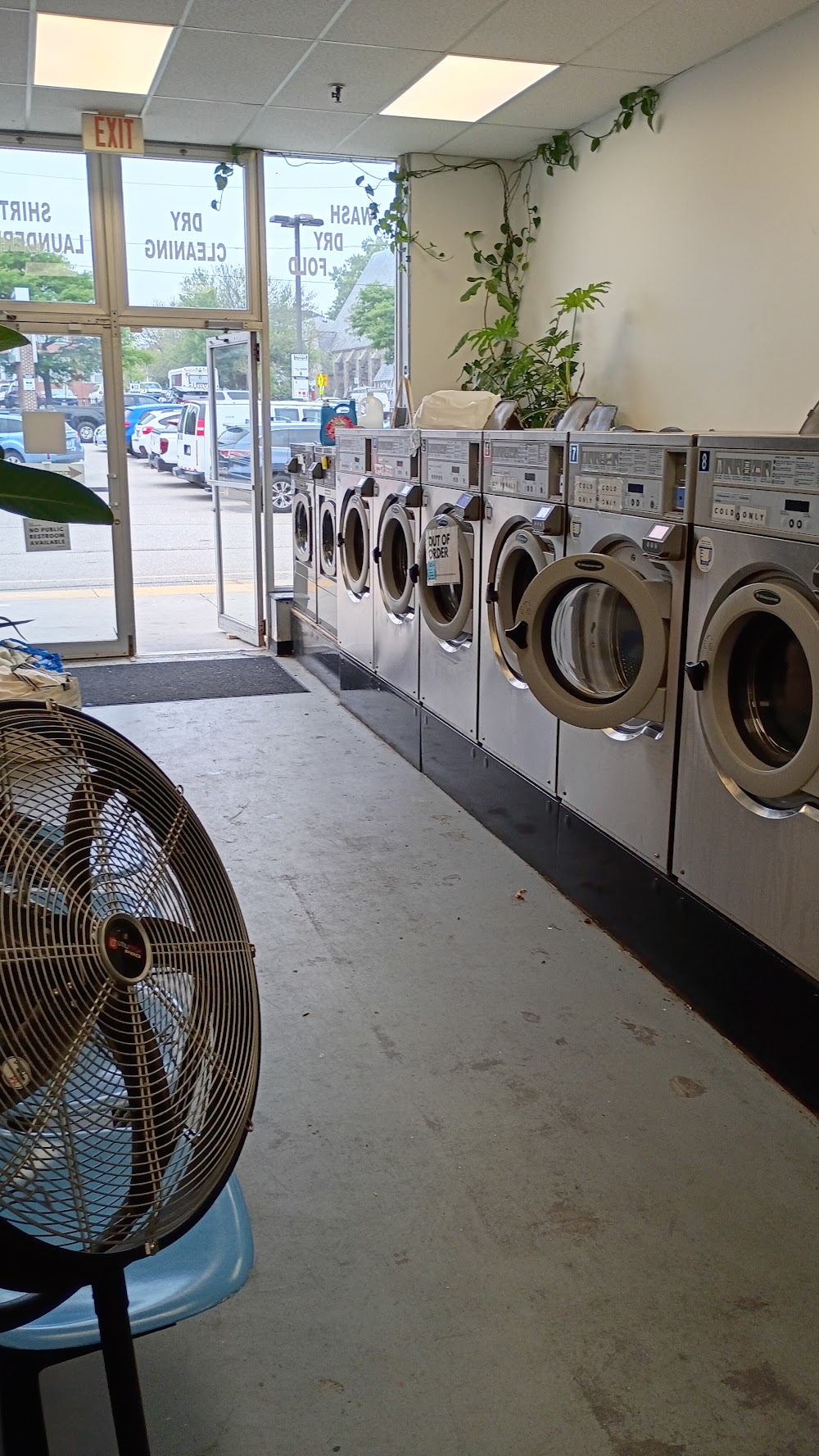 Lookin Good Laundromat Vending Machine Location