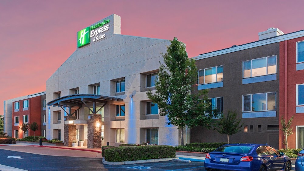 Holiday Inn Express & Suites Elk Grove West I-5 by IHG Vending Machine Location