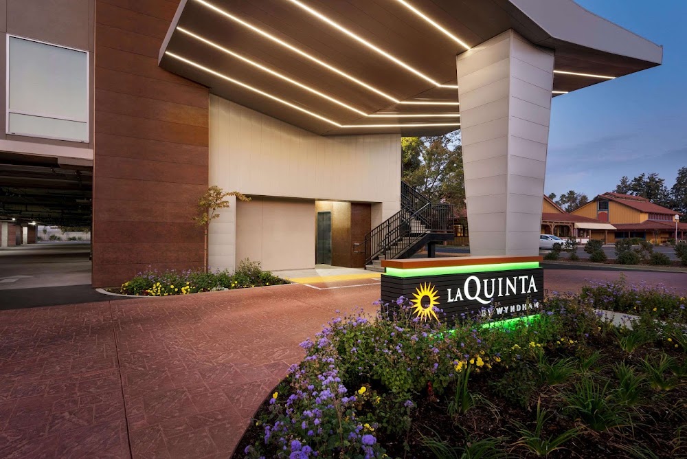 La Quinta Inn & Suites by Wyndham Clovis CA Vending Machine Location