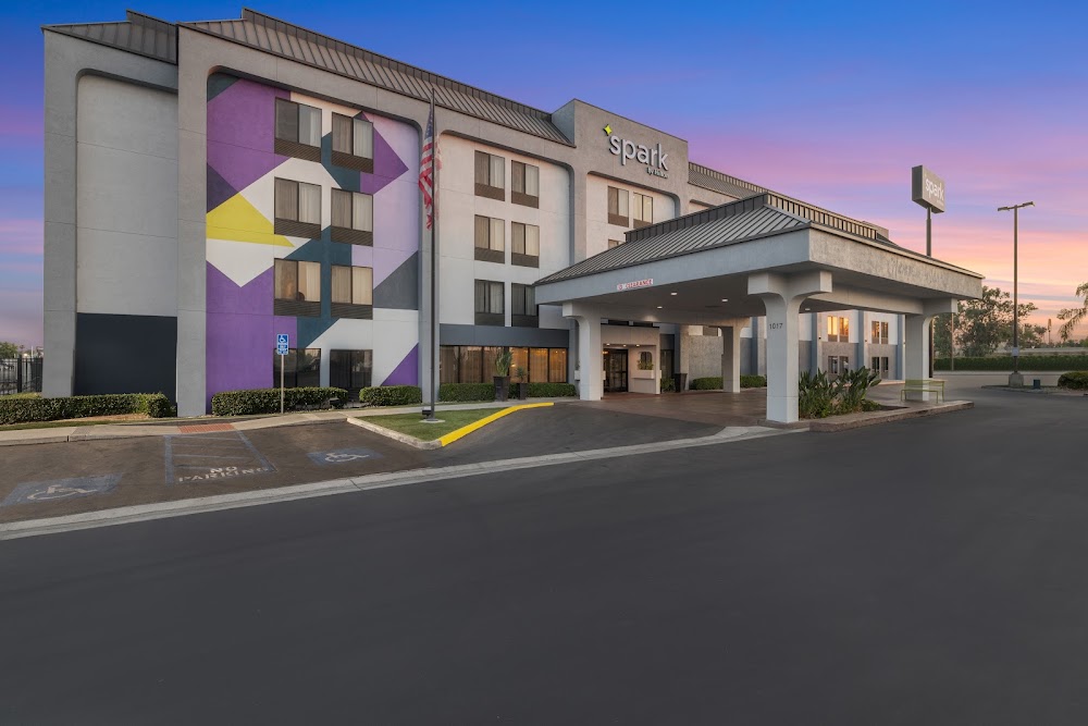 Spark by Hilton Bakersfield Central Vending Machine Location