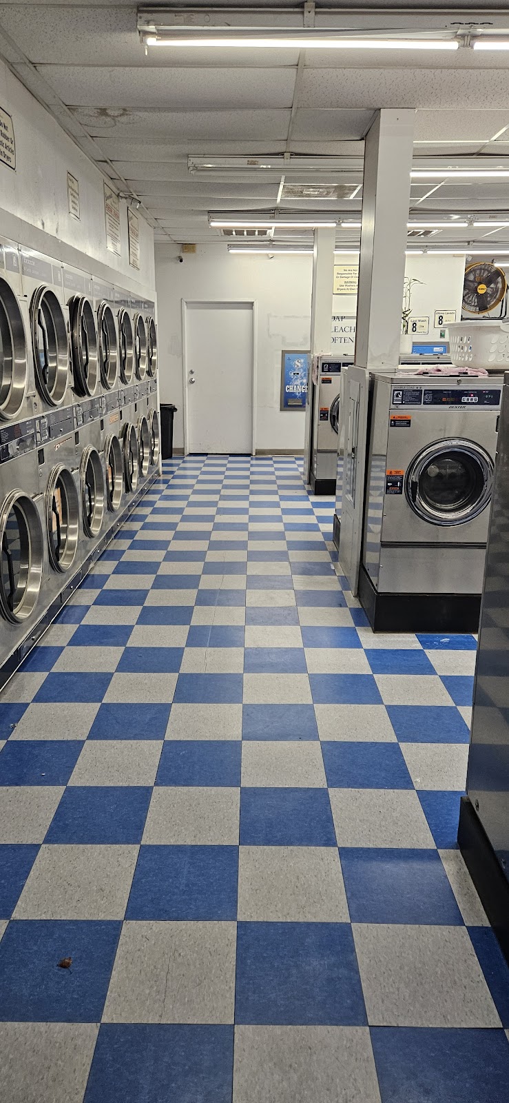 Suds City Laundromat Lavenderia Vending Machine Location