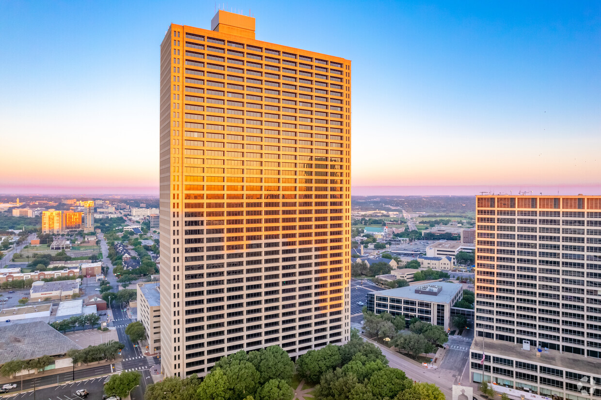 Burnett Plaza Fort Worth — Office Tower Vending Machine Location
