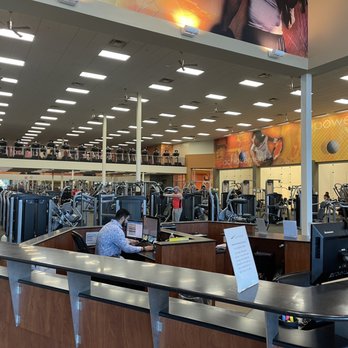 LA Fitness El Paso East — Main Gym Floor Vending Machine Location