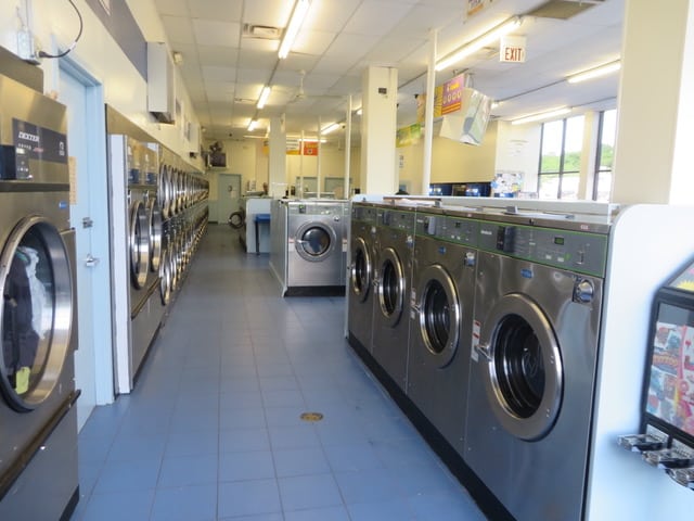 Richmond - Hull Street Laundry Land Vending Machine Location