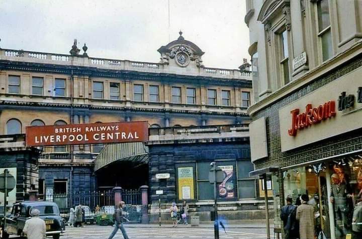 Liverpool Central Station Shopping Area Vending Machine Location