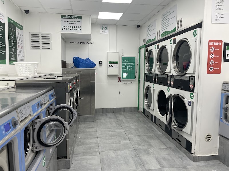 Laverie Libre Service / Laundromat | Paris 16 Vending Machine Location