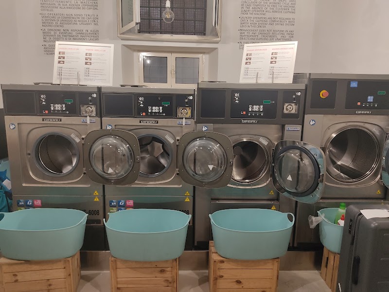 LAUNDROMAT - LAVANDERIA White Cloud Laundrette Vending Machine Location