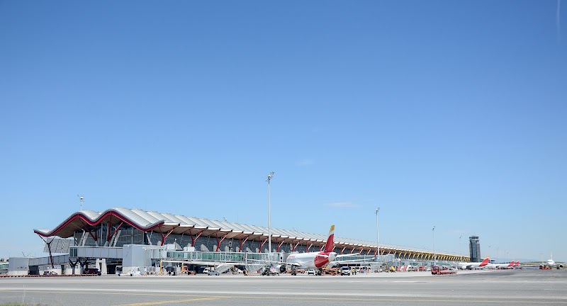 Adolfo Suárez Madrid-Barajas Airport Vending Machine Location