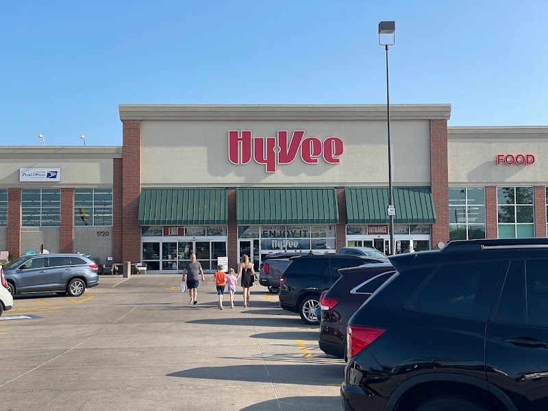 Hy-Vee Grocery Store Vending Machine Location