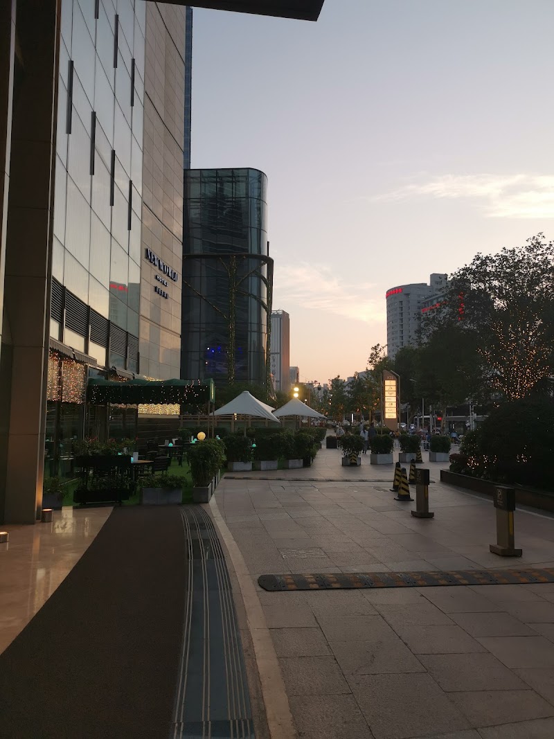 New World Wuhan Hotel Vending Machine Location