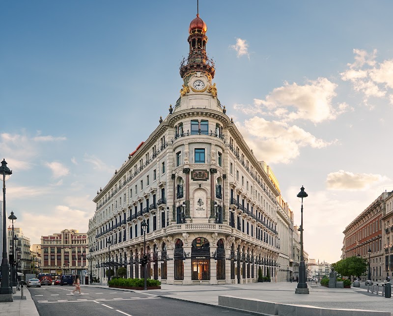 Four Seasons Hotel Madrid Vending Machine Location
