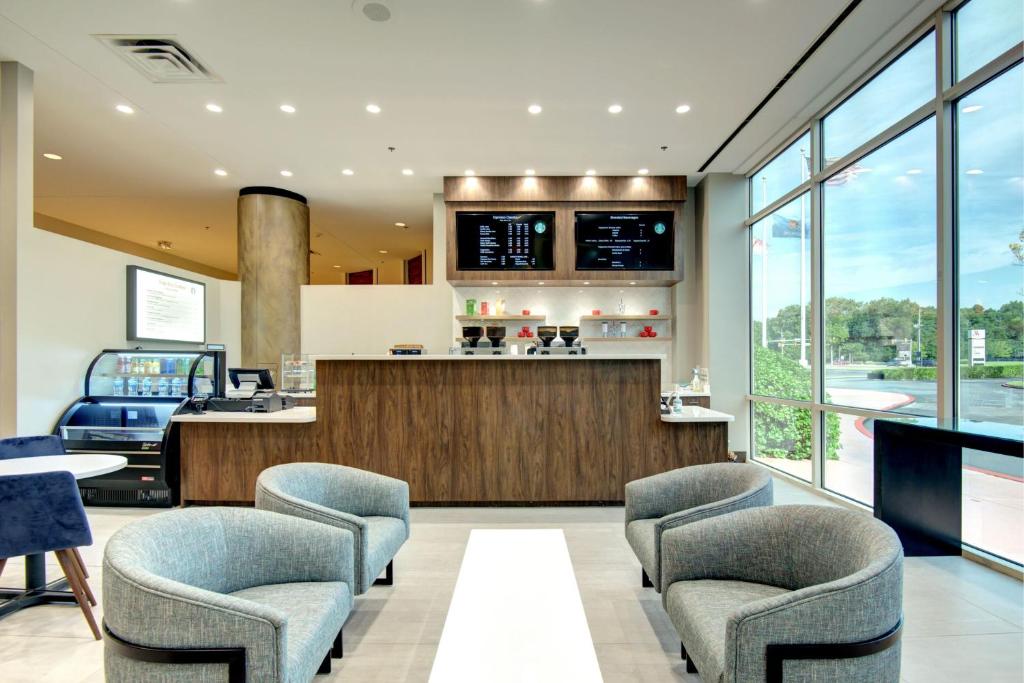 Marriott Tulsa Southern Hills — Hotel Lobby Vending Machine Location