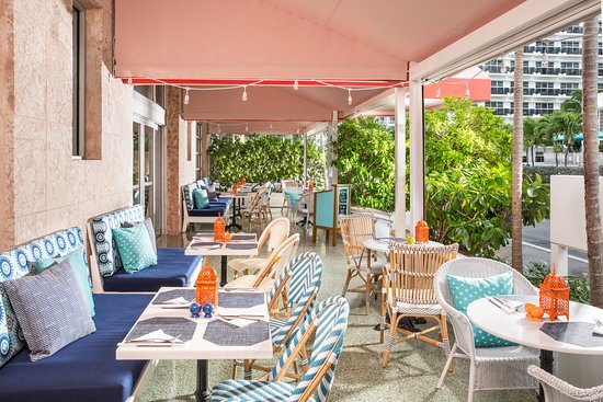 Mid‑Beach Boutique Hotel Lounge — Pool + Guest Circulation Vending Machine Location